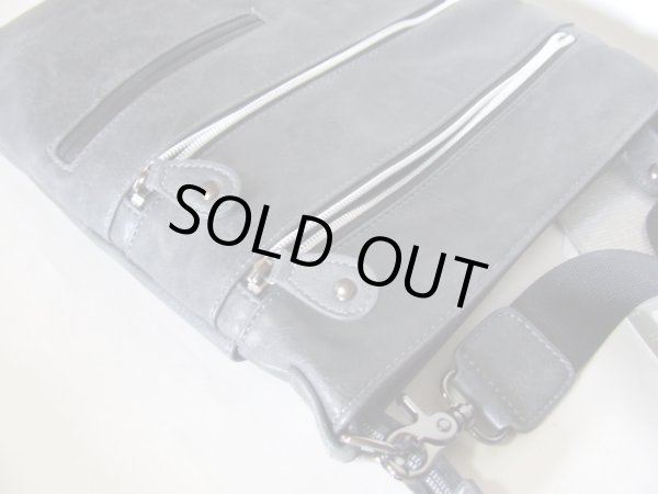 画像5: ポケット豊富で使いやすい！メンズフェイクレザースクエアショルダーバッグ／ブラック (5)