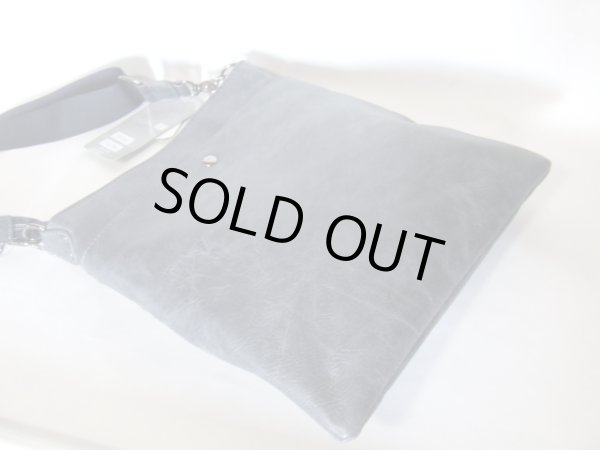 画像3: ポケット豊富で使いやすい！メンズフェイクレザースクエアショルダーバッグ／ブラック (3)