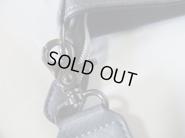 画像7: ポケット豊富で使いやすい！メンズフェイクレザースクエアショルダーバッグ／ブラック (7)