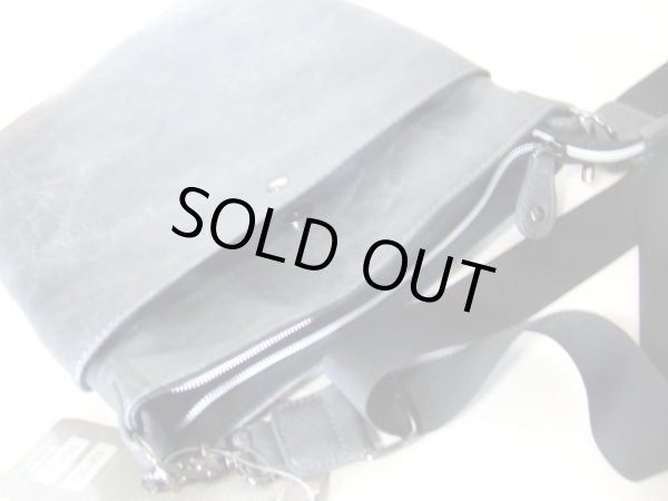 画像8: ポケット豊富で使いやすい！メンズフェイクレザースクエアショルダーバッグ／ブラック (8)