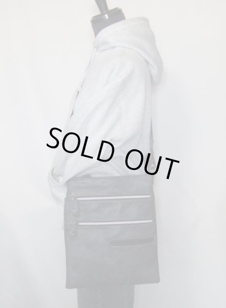 画像10: ポケット豊富で使いやすい！メンズフェイクレザースクエアショルダーバッグ／ブラック (10)