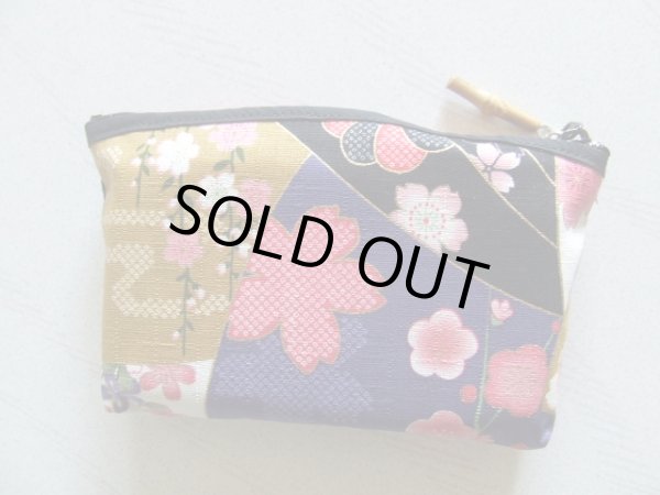 画像2: 桜を彩った華やかでかわいい金彩友禅柄アーチポーチ手づくり（日本製）＜送料無料＞ (2)