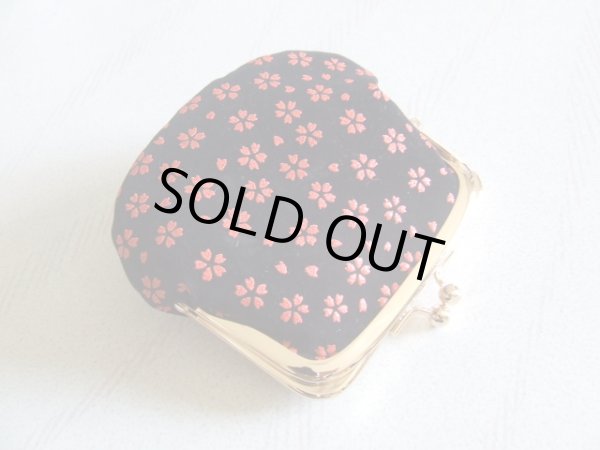 画像2: 印伝風桜柄レディース手のひらサイズのがま口財布／黒赤（日本製）＜送料無料＞ (2)