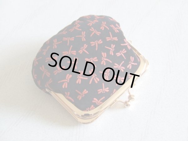 画像2: 印伝風とんぼ柄レディース手のひらサイズのがま口財布／黒赤（日本製） (2)