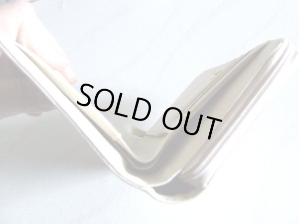 画像9: ＜訳あり＞R-KIKUCHIロゴレディース合成皮革二つ折り財布／ベージュ (9)