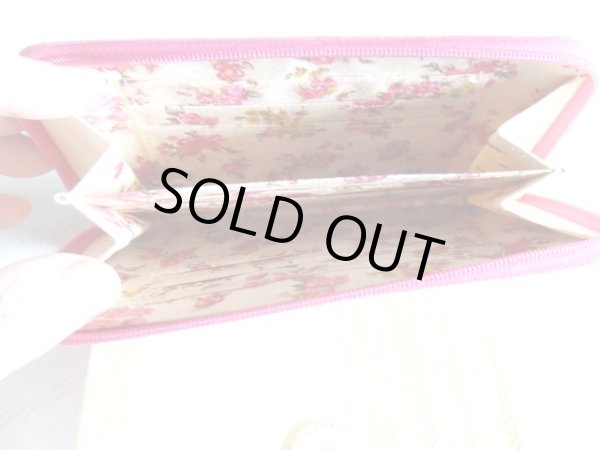 画像9: ＜訳あり＞ビビットピンク花柄裏地レディース合成皮革ラウンドファスナー二つ折り財布 (9)