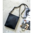 画像1: Renameどんなコーディネートにもマッチするシンプルなスクエアショルダーバッグ／ブラック (1)