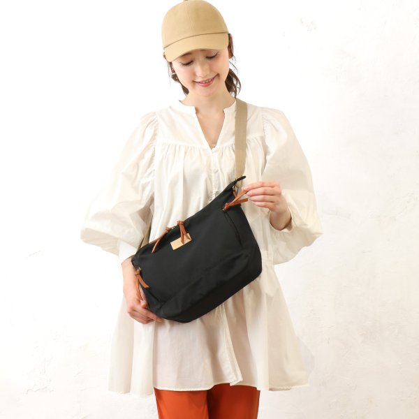 画像11: ９ポケット付き多収納にこだわった大人はっ水ショルダーバッグ（５色有） (11)