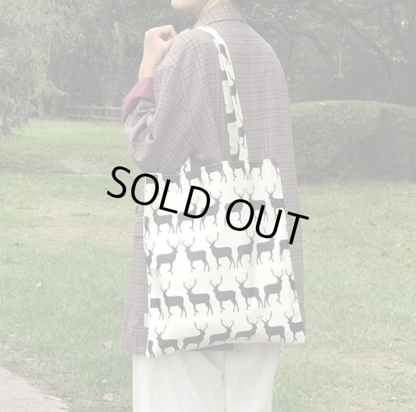 画像4: 鹿シルエットおしゃれなデザインPVCコーティング大きめトートバッグ (4)