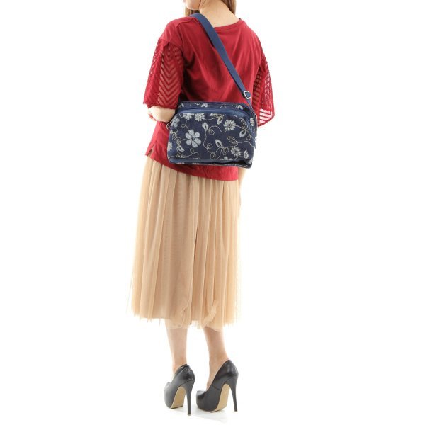 画像7: サボイSAVOYしっかり感のあるデニム地に花模様をプリントしたスクエアショルダーバッグ (7)