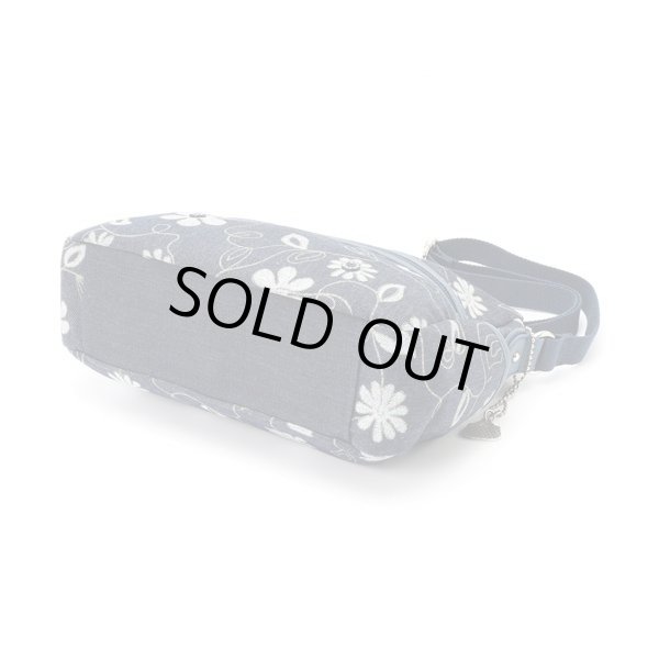 画像3: サボイ(SAVOY)レディースデニム素材に花模様をプリントしたシンプルデザインショルダーバッグ (3)