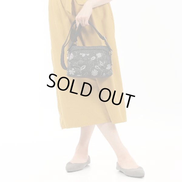 画像7: サボイSAVOYしっかり感のあるデニム地に花模様をプリントしたミニショルダーバッグ (7)