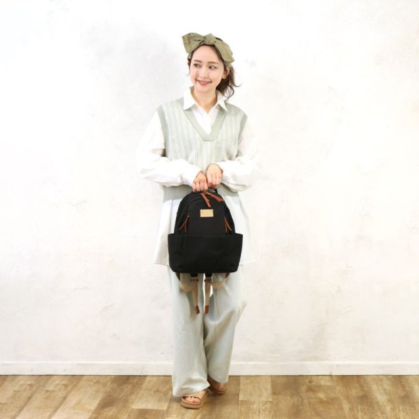 画像13: 多収納にこだわった１３ポケット軽量撥水機能的な小さめリュックサック（４色有） (13)