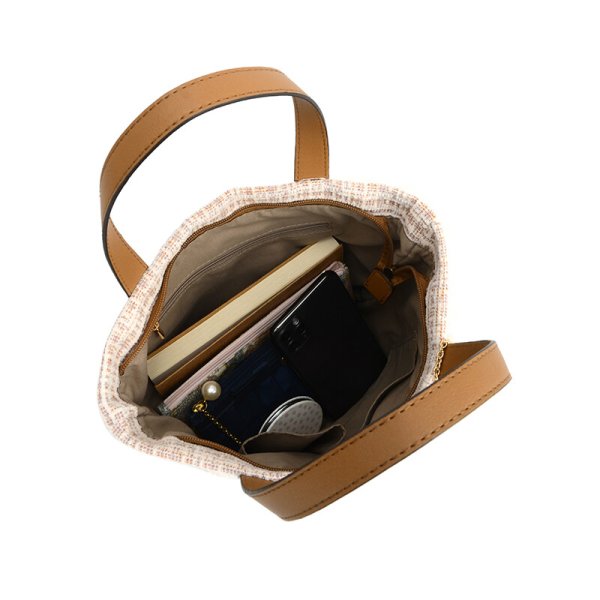 画像4: ツイード素材バケツ型手提げハンドバッグ【マガトVI】ファーチャーム付き/ブラック  (4)