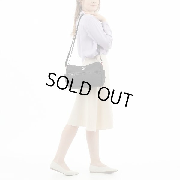 画像8: サボイ(SAVOY)レディースシンプルデザイン撥水ナイロン素材ショルダーバッグ (8)