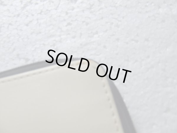 画像13: 【訳あり】【値下げ】レディースワンポイントデザインがスタイリッシュな合成皮革二つ折り財布 (13)