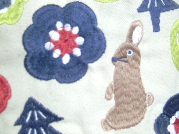 画像4: 花とうさぎが可愛い刺繍トートバッグ/アイボリー (4)