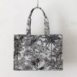 画像1: レディース６ポケット華やかなボタニカル柄A４トートバッグ/ブラック (1)