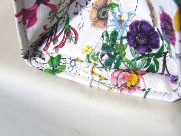画像6: 鮮やかな花柄が目を引く華やかで上品な3室式手提げバッグ/プリント柄B-ホワイト (6)