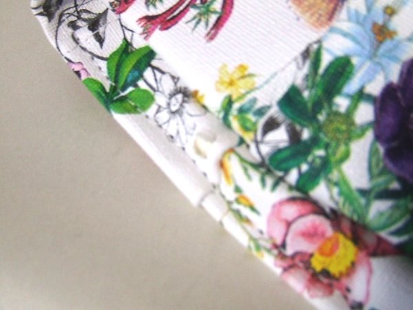 画像7: 鮮やかな花柄が目を引く華やかで上品な3室式手提げバッグ/プリント柄B-ホワイト (7)