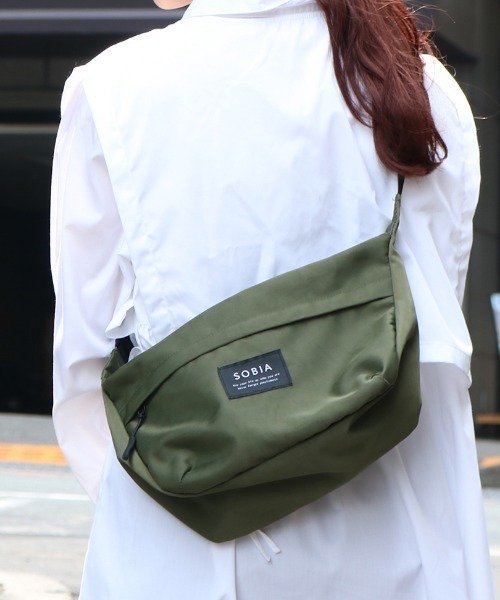 画像13: シンプルなデザイン軽量はっ水舟形ショルダーバッグ(カーキ） (13)