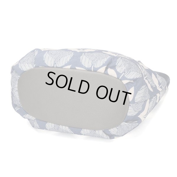 画像3: 北欧風花柄プリント軽量キルティングハンドバッグチャーム付き /ネイビー (3)