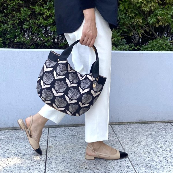 画像7: 北欧風花柄プリント軽量キルティングハンドバッグチャーム付き /ネイビー (7)