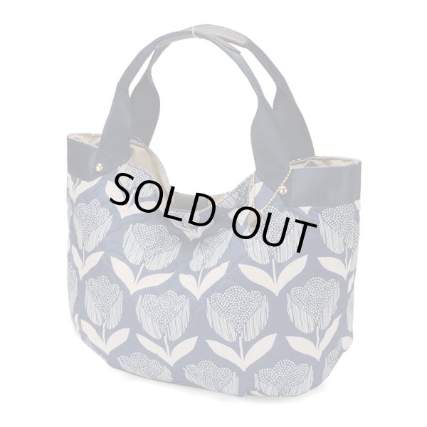 画像1: 北欧風花柄プリント軽量キルティングハンドバッグチャーム付き /ネイビー (1)