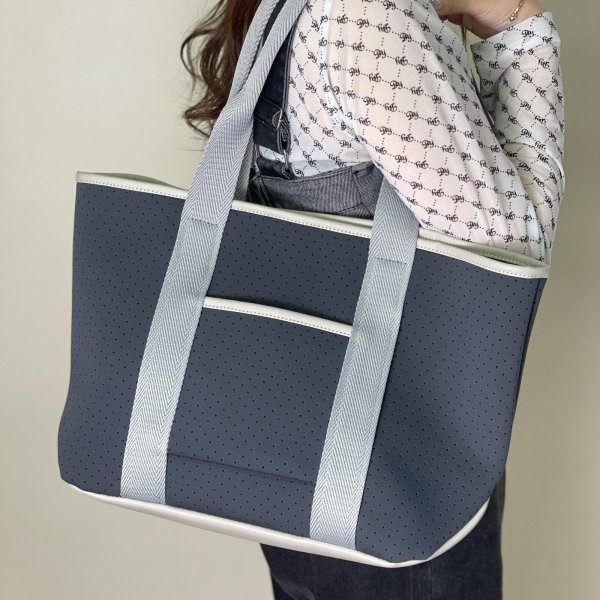 画像8: ネオプレーン素材パンチング加工軽量トートバッグ/ネイビーxダークグレー (8)