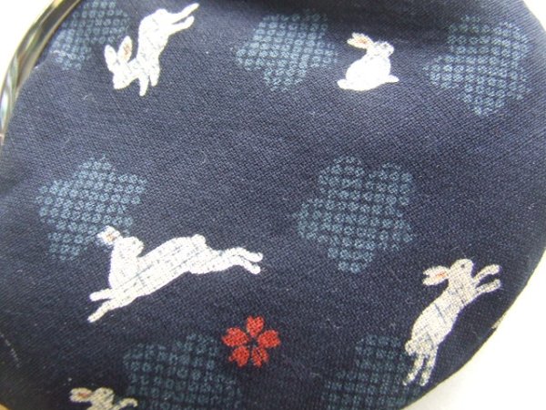 画像5: うさぎと桜の花びらが可愛い手のひらサイズのがま口財布／濃紺 (5)