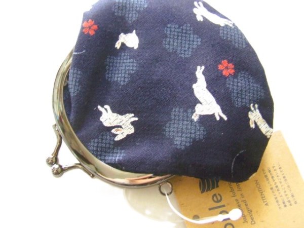 画像3: うさぎと桜の花びらが可愛い手のひらサイズのがま口財布／濃紺 (3)