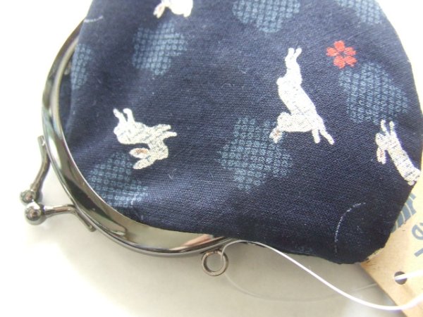 画像4: うさぎと桜の花びらが可愛い手のひらサイズのがま口財布／濃紺 (4)