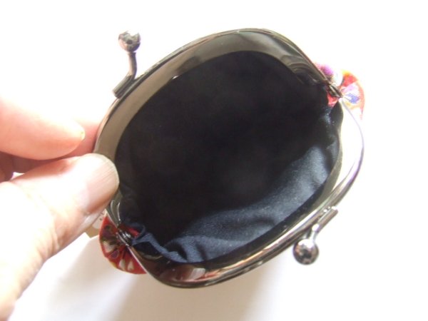 画像6: うさぎと桜の花びらが可愛い手のひらサイズのがま口財布／濃紺 (6)