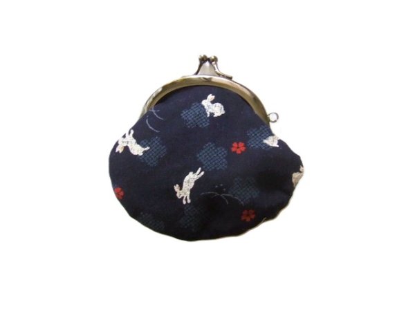 画像1: うさぎと桜の花びらが可愛い手のひらサイズのがま口財布／濃紺 (1)