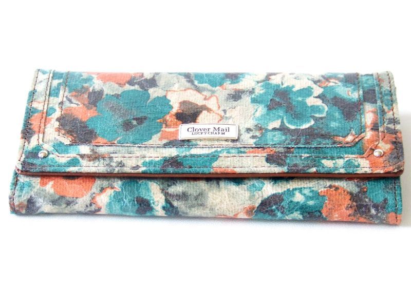 アーティスティックな絵画風フラワー柄の長財布が入荷しました！