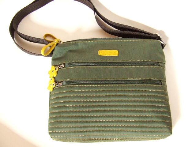 ステッチデザインがオシャレなイタリアンテイストの薄型ショルダーバッグが入荷しました！