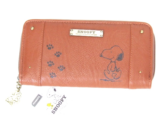 スヌーピーと足跡がプリントされた、かわいらしいラウンドタイプの長財布が入荷しました！