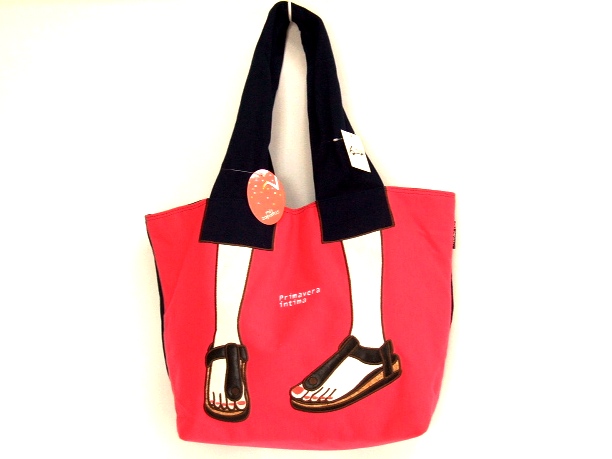 サンダル履きの女性をモチーフにした目を引くデザインのトートバッグが入荷しました！