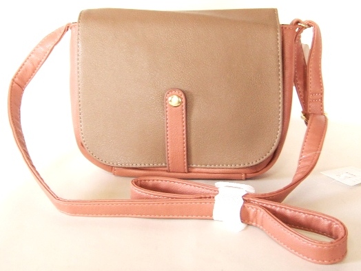 小振りサイズで可愛らしいツートンカラーショルダーバッグが入荷しました！