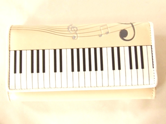 ピアノや音楽が好きな方にオススメ♪ ピアノ鍵盤＆音符やト音記号がプリントされた長財布が入荷しました！