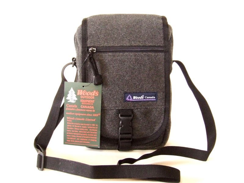 カナダのアウトドアメーカーＷｏｏｄｓのしっかりした作りのミニショルダーバッグが入荷しました！