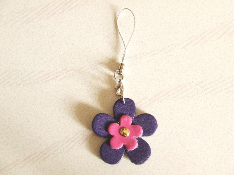 バッグのアクセントにオススメ♪ ちょっと高級感のある牛革仕様のフラワーチャームが入荷しました！