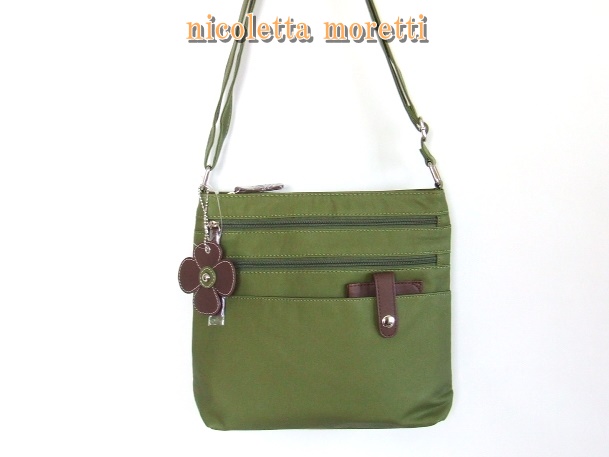 フラワーチャームがアクセント！大小８個のポケットが付いて機能的な薄型ショルダーバッグが入荷しました！