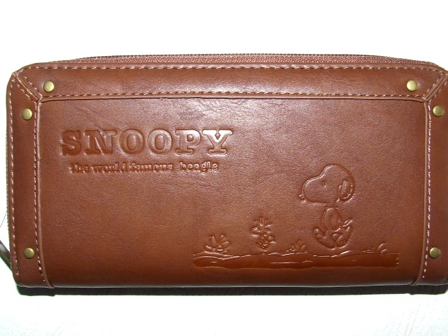 人気キャラクター『スヌーピーとウッドストック』がエンボス加工された、かわいいラウンドタイプの長財布が入荷しました！