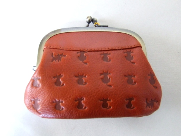 カワイイ猫のシルエット模様が型押しされた牛革親子がま口財布が入荷しました！